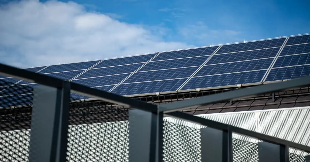 Les panneaux solaires bifaciaux : efficacité et innovation