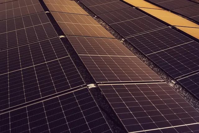Comparatif des panneaux solaires : lequel choisir pour votre maison ?