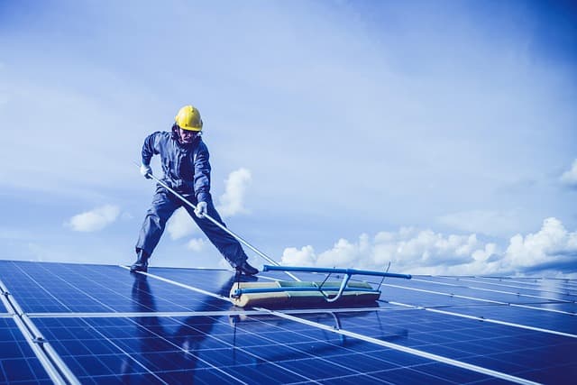 Installer des panneaux solaires : guide complet et conseils pratiques